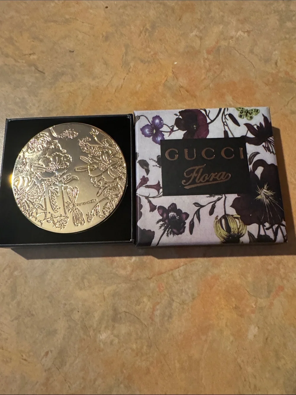 Gucci Flora Beauty Limited Edition Gold Compact Mirror and Box - Picture 5 of 5